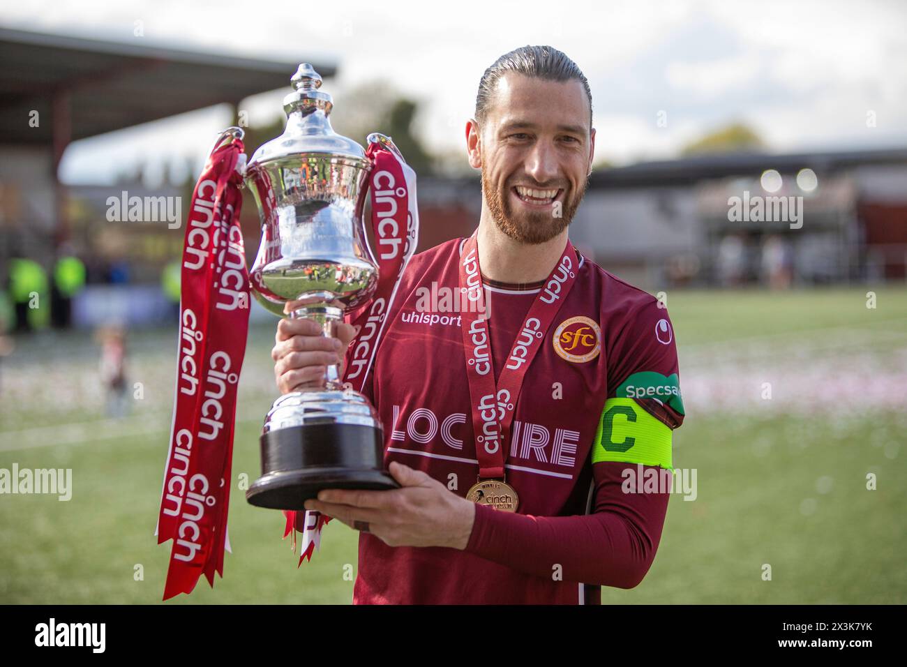 27/04/2024, Stenhousemuir, Scozia, Regno Unito. Capitano del club, Gregor Buchanan, con il trofeo Cinch League Two, la prima volta che il suo club ha wona. campionato nei suoi 140 anni di storia. Crediti: Thomas Gorman/Alamy News Live Foto Stock
