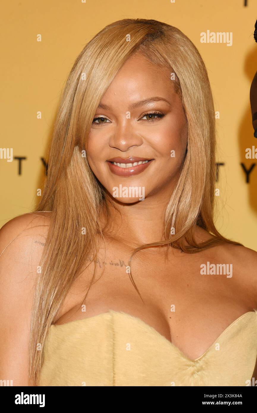 LOS ANGELES, CALIFORNIA - APRILE 27: Rihanna partecipa al suo coinvolgente evento di bellezza in onore del lancio del nuovo prodotto di Fenty Beauty, Soft'lit Naturally Lu Foto Stock