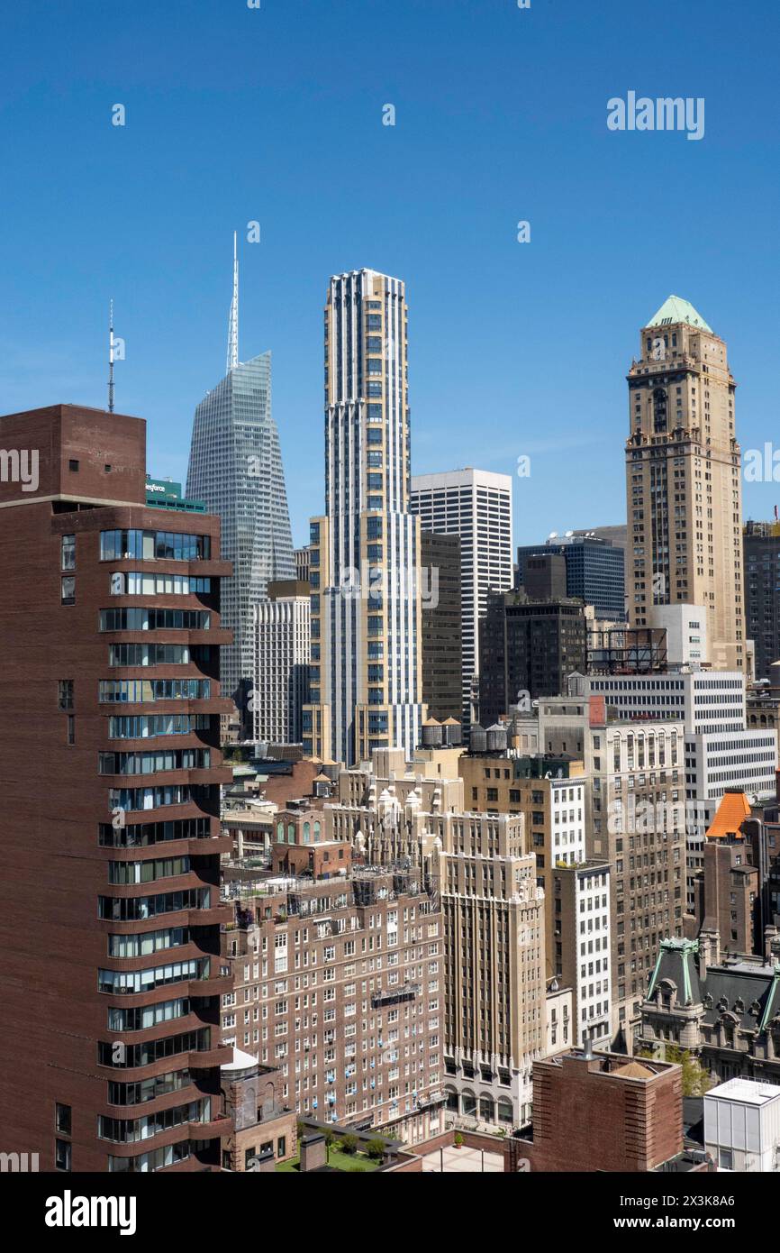 Vista dello skyline di Manhattan Midtown da una terrazza sul tetto di un appartamento coop di lusso nella storica Murray Hill che guarda a nord, 2024, New York City, Stati Uniti Foto Stock