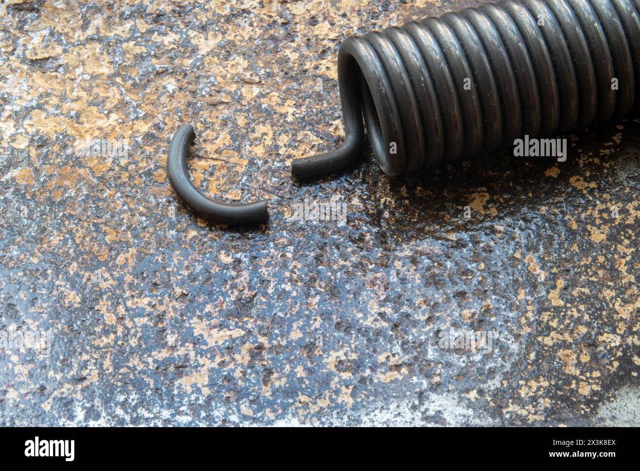 Primo piano di un gancio frantumato su un letto a molle Murphy a spirale in fabbrica, 2024, Stati Uniti Foto Stock