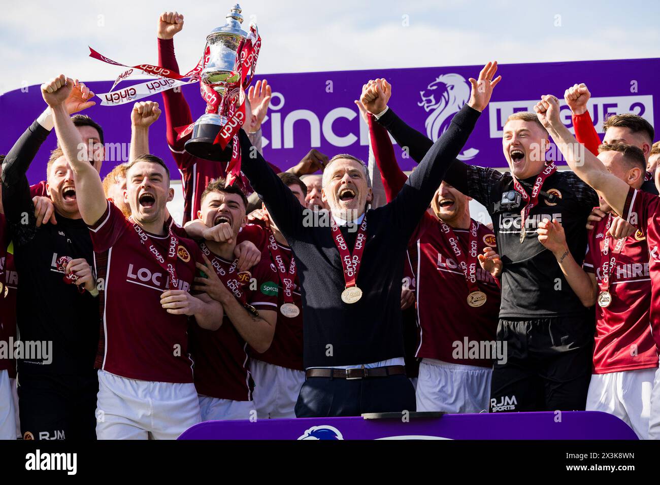 Stenhousemuir, Scozia. 27 aprile 2024. Gary Naysmith (Stenhousemuir - Manager) solleva il trofeo della League 2 crediti: Raymond Davies / Alamy Live News Foto Stock