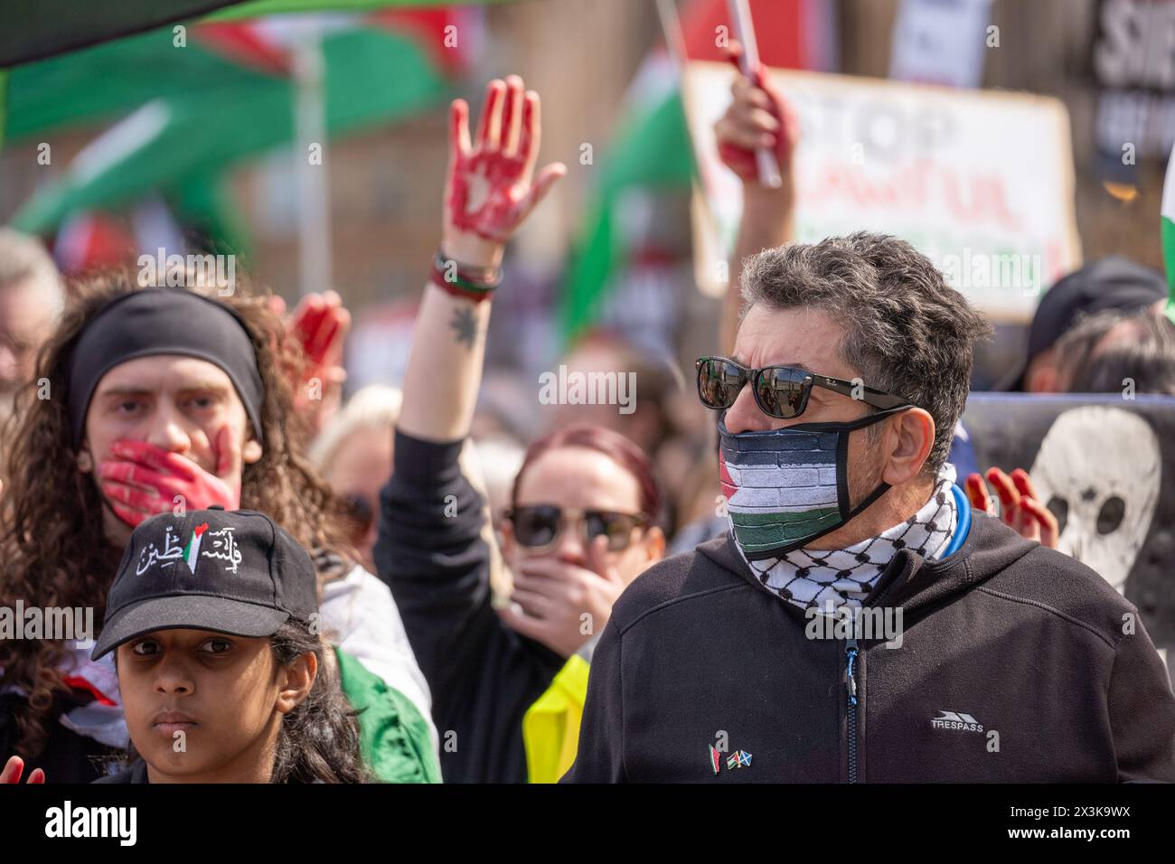 Glasgow, Scozia, Regno Unito. 27 aprile 2024. I manifestanti pro-palestinesi vestiti di nero con mani dipinte di rosso tengono una manifestazione e una marcia silenziosa per le strade di Glasgow per celebrare i 200 giorni di guerra a Gaza. Crediti: R.Gass/Alamy Live News Foto Stock