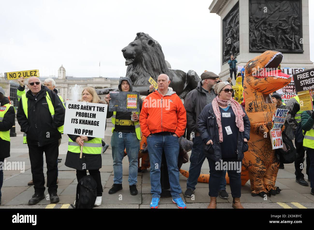 Anti ULEZ, i manifestanti di Stop Khan a Trafalgar Square nella settimana prima delle elezioni Mayoral di Londra, Regno Unito Foto Stock