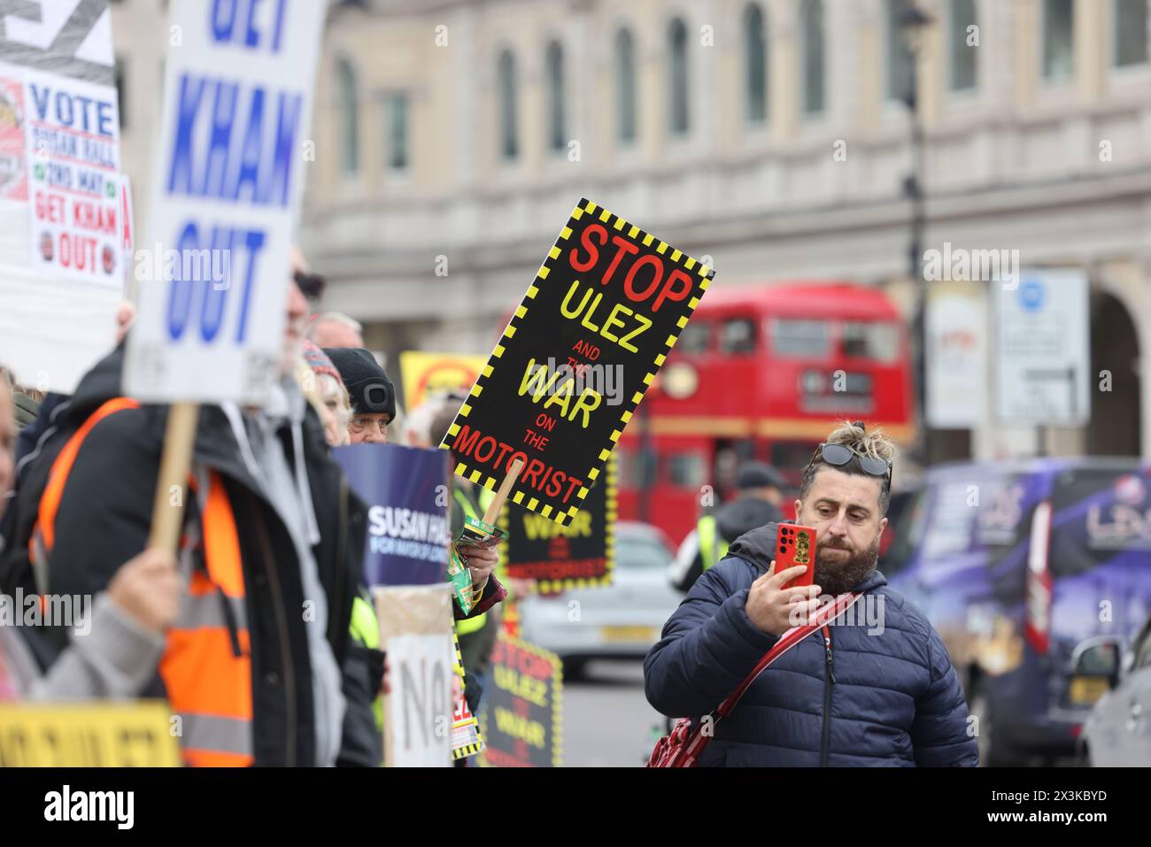 Anti ULEZ, i manifestanti di Stop Khan a Trafalgar Square nella settimana prima delle elezioni Mayoral di Londra, Regno Unito Foto Stock