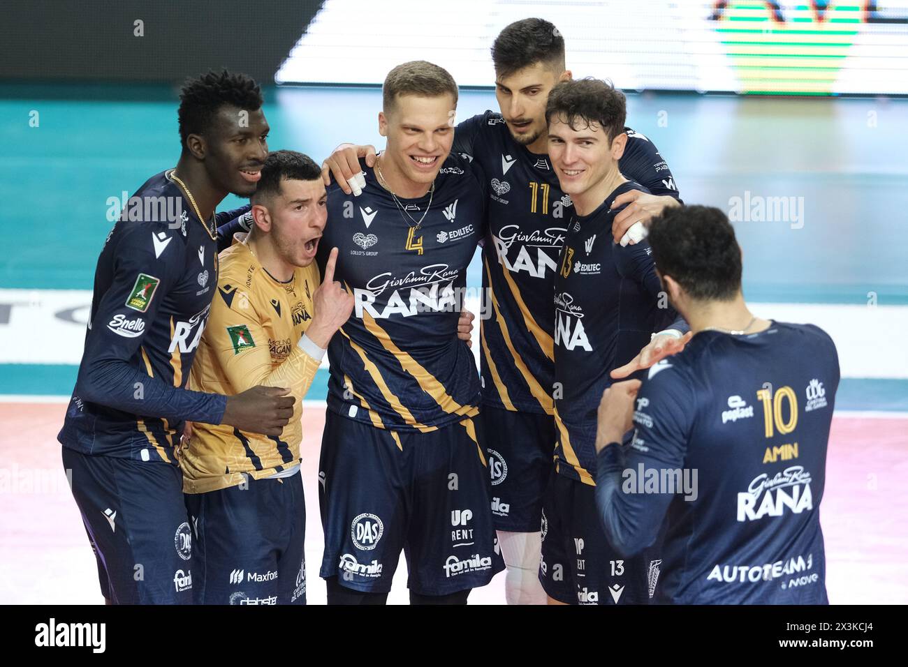 La squadra Rana Verona festeggia dopo aver segnato un punto durante la partita tra Rana Verona e cucine Lube Civitanova, finale di playoff Challenge Cup del Campionato Italiano di pallavolo Superlega 2023/2024 al Pala AGSM-AIM il 27 aprile 2024, Verona, Italia. Foto Stock