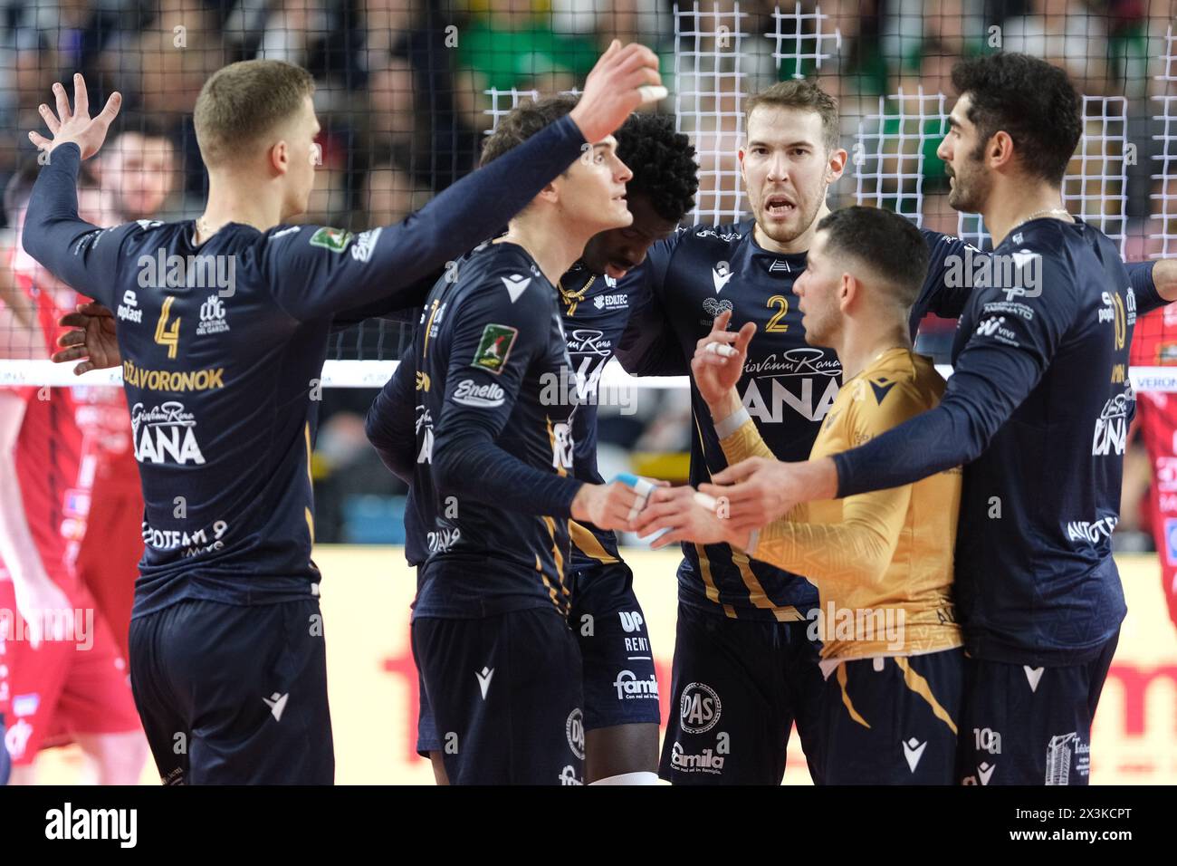 Il Rana Verona Team festeggia dopo aver segnato un punto durante la partita tra Rana Verona e cucine Lube Civitanova, finale di playoff Challenge Cup del Campionato Italiano di pallavolo 2023/2024 al Pala AGSM-AIM il 27 aprile 2024, Verona, Italia. Foto Stock