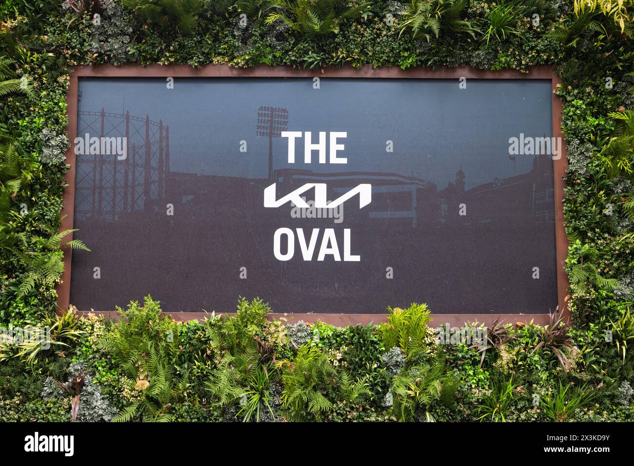 Londra. 27 aprile 2024. Vista generale dello stadio, il cartello Kia Oval il secondo giorno della partita della County Championship Division One tra Surrey e Hampshire al Kia Oval. Crediti: Matthew Starling / Alamy Live News Foto Stock