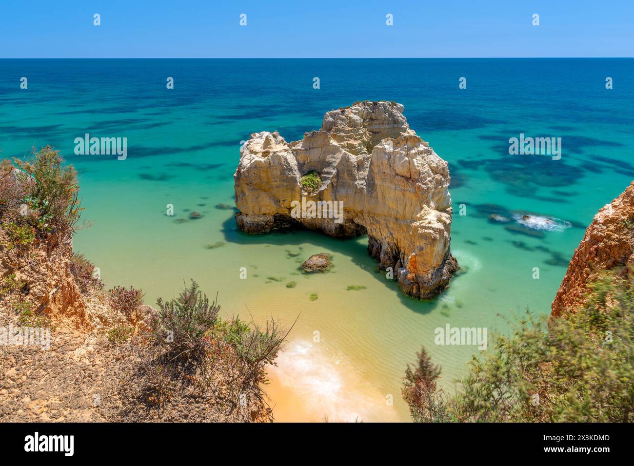 Tipico cumulo di rocce che si trova sulle spiagge dorate e sui mari limpidi della regione dell'Algarve in Portogallo Foto Stock