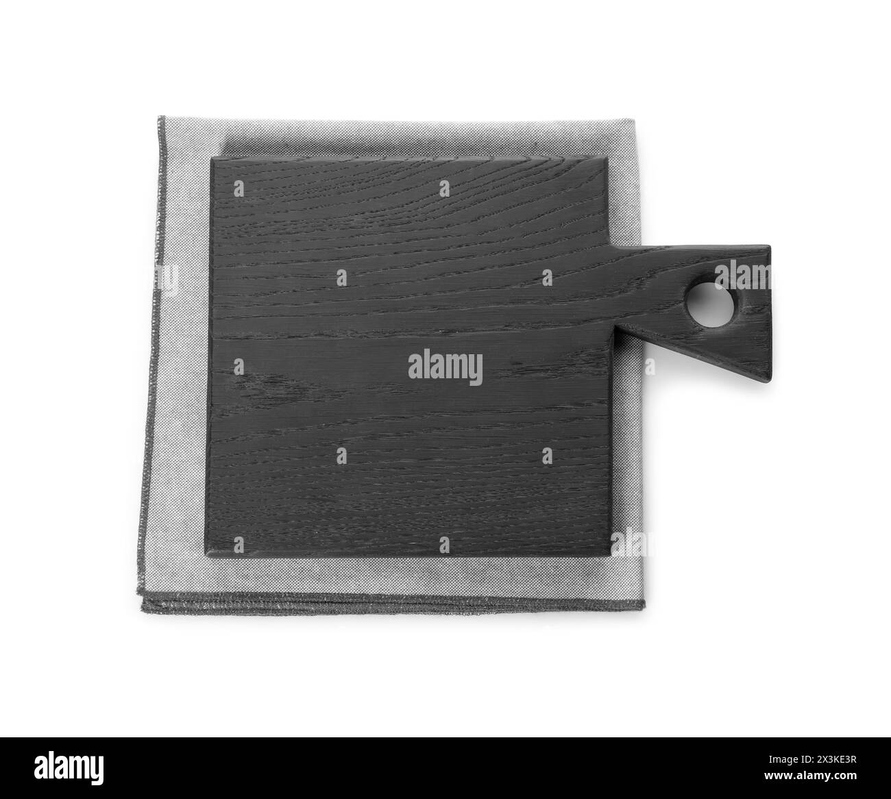 Tagliere e tovagliolo in legno nero isolati su bianco, vista dall'alto Foto Stock