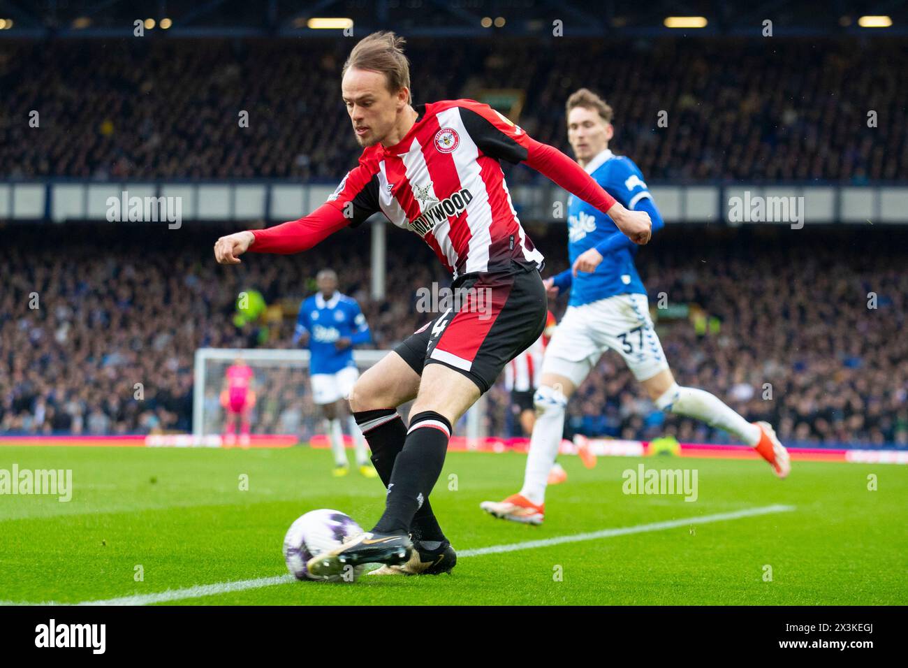 Mikkel Damsgaard #24 del Brentford F.C in azione durante la partita di Premier League tra Everton e Brentford al Goodison Park di Liverpool, sabato 27 aprile 2024. (Foto: Mike Morese | mi News) crediti: MI News & Sport /Alamy Live News Foto Stock