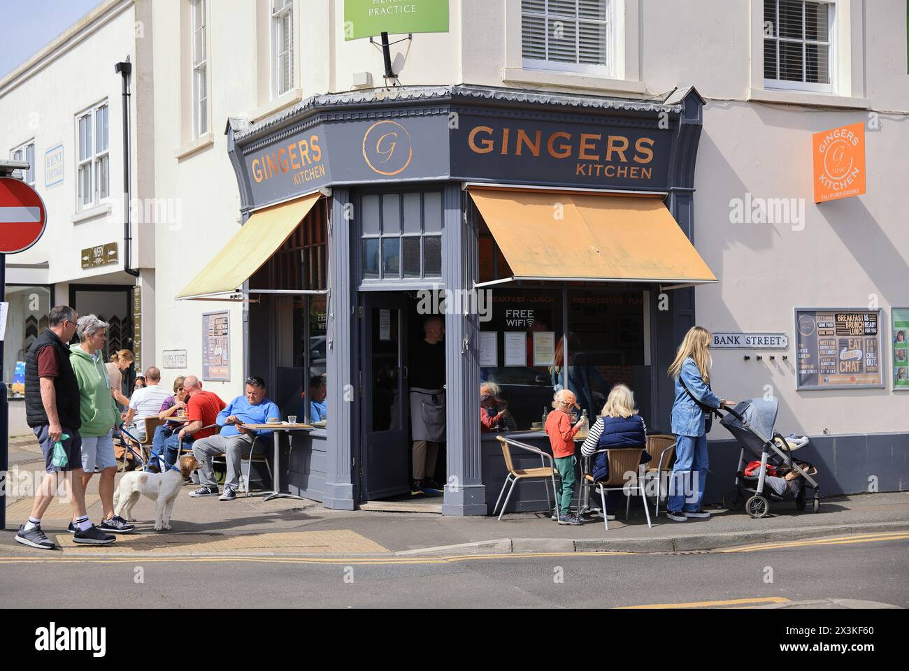 Popolare caffè Gingers Kitchen nel centro di Market e della città costiera di Hythe, nel Kent, Regno Unito Foto Stock