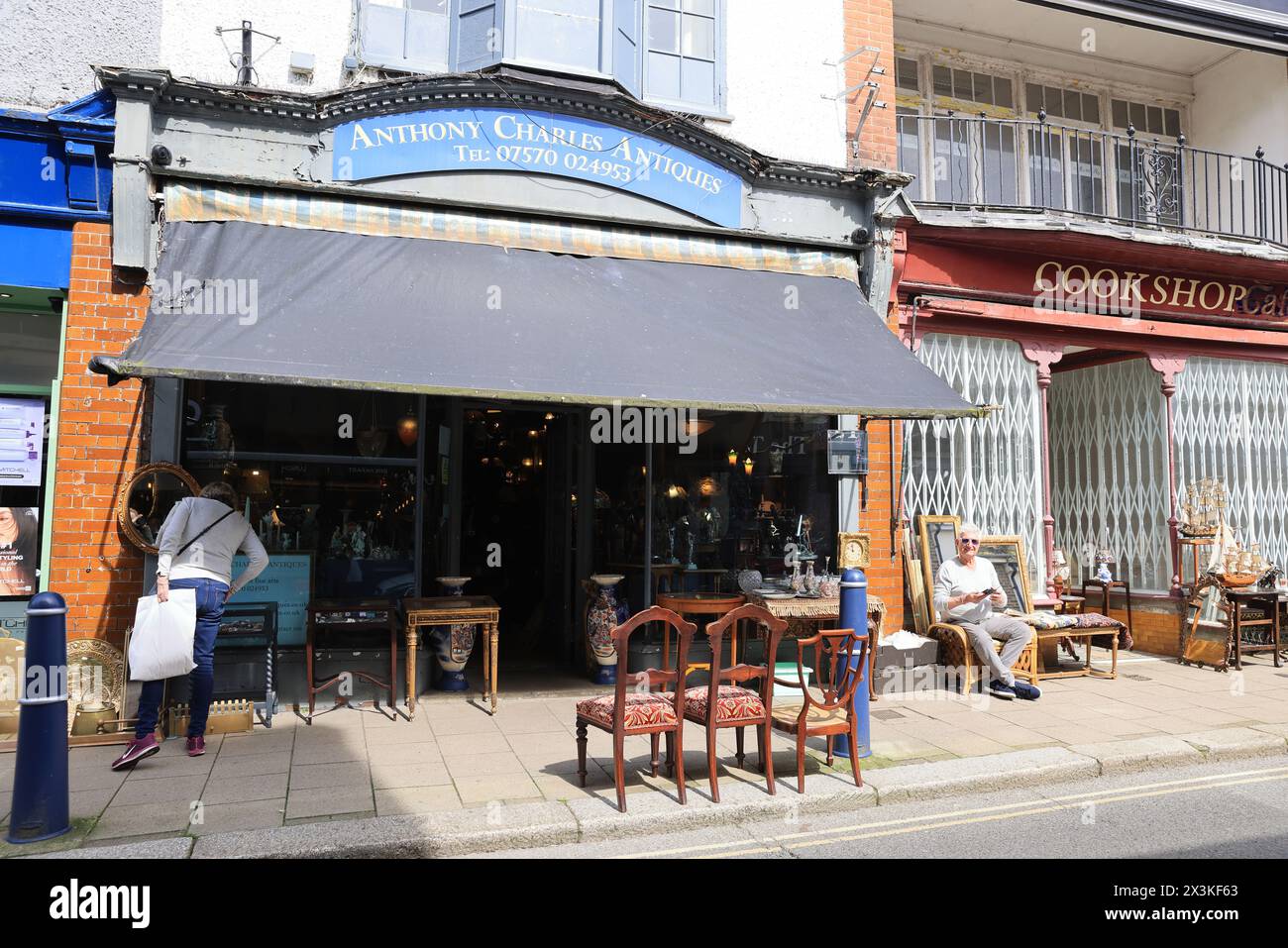 Negozi indipendenti e aziende sulla eclettica High Street nel porto storico e nella città costiera di Hythe, nel Kent, Regno Unito Foto Stock