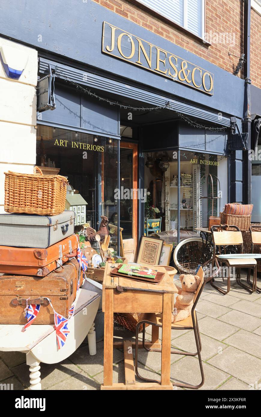 Negozi indipendenti e aziende sulla eclettica High Street nel porto storico e nella città costiera di Hythe, nel Kent, Regno Unito Foto Stock