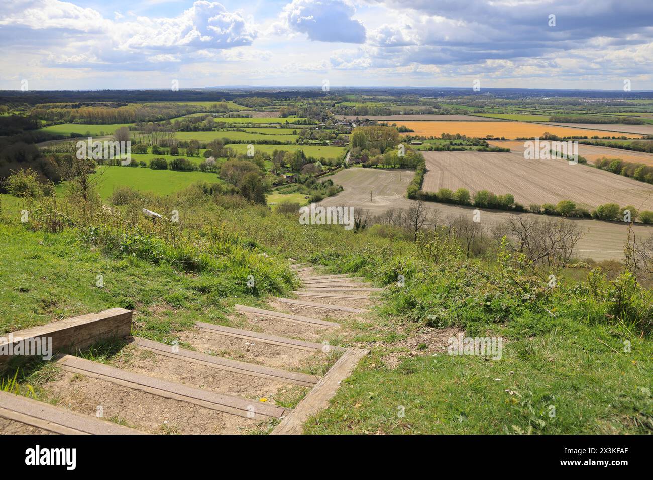 Vista dal Wye Downs sul grazioso villaggio di Brook e sui terreni agricoli circostanti, vicino ad Ashford, Kent, Regno Unito Foto Stock