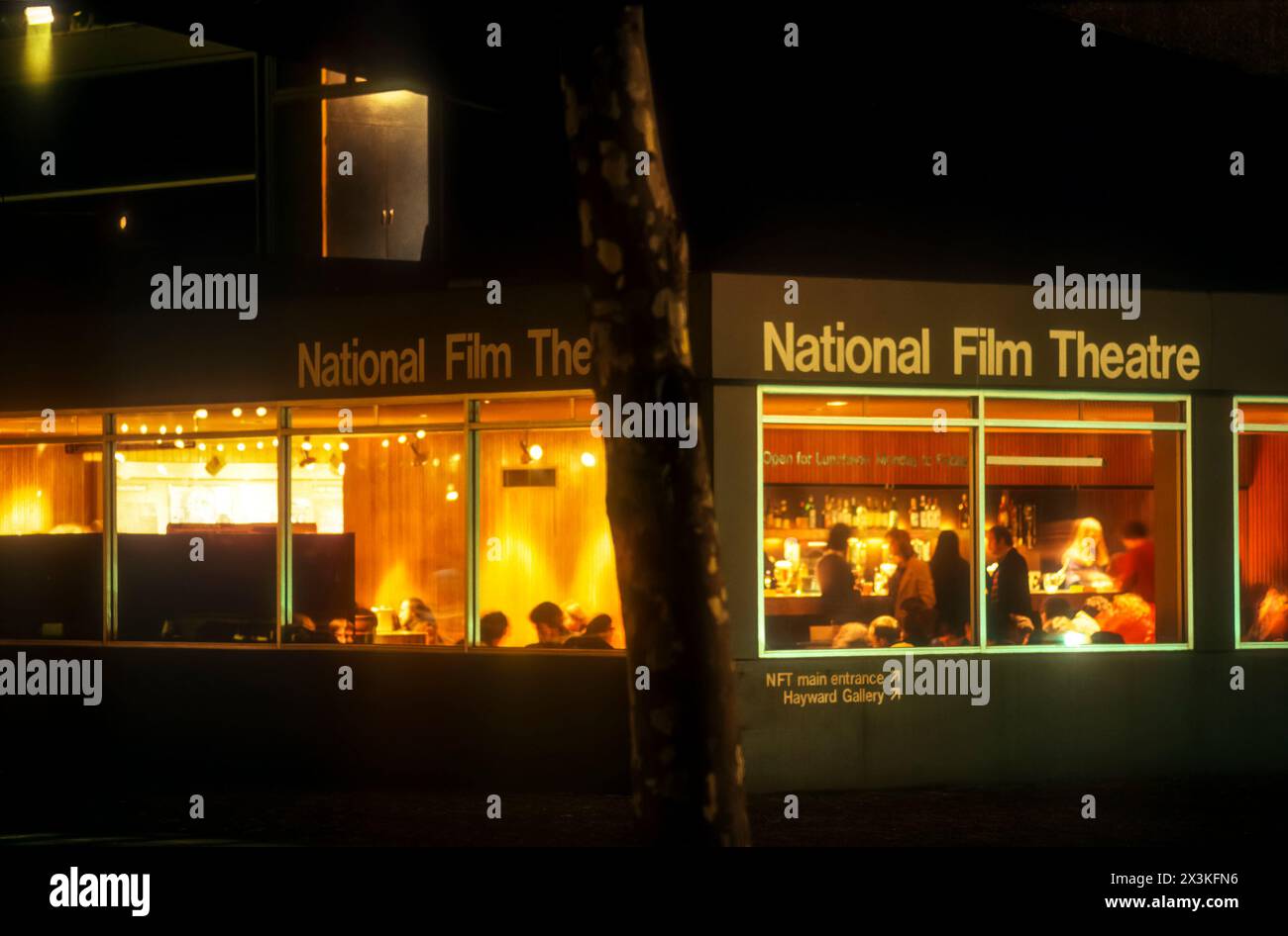 Fotografia d'archivio degli anni '1970 del bar del National Film Theatre, sul Southbank sotto il Waterloo Bridge, Londra. Foto Stock