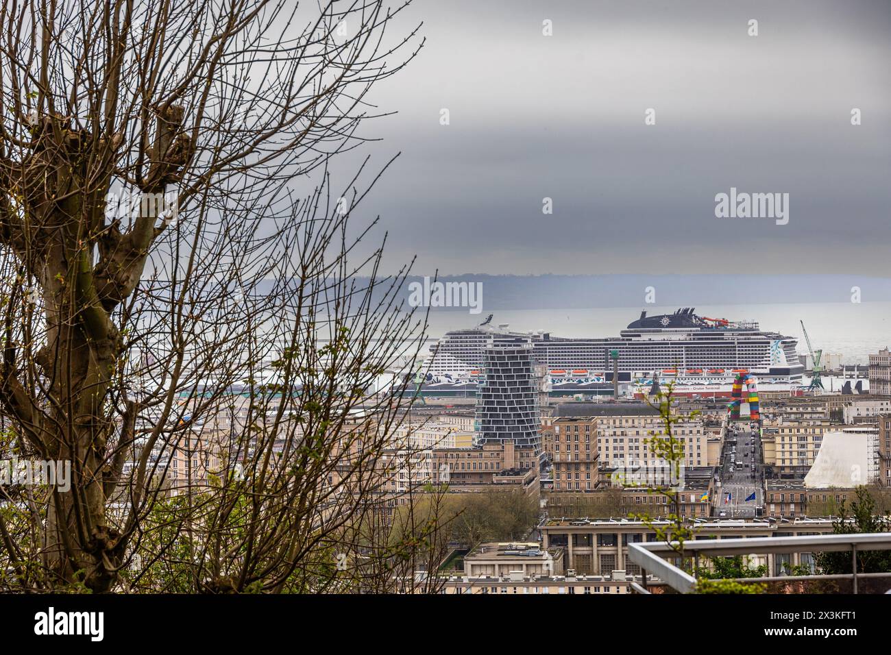 Vista panoramica di una nave da crociera nel porto di le Havre Foto Stock