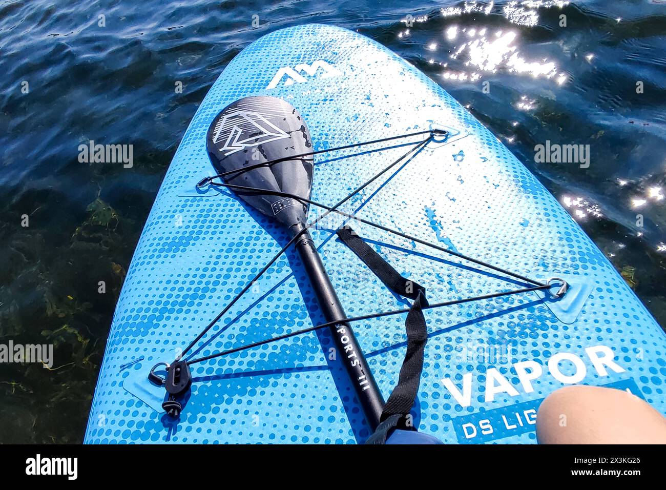 20 aprile 2024: SUP board in acqua con un remi o un guinzaglio *** SUP Board im Wasser mit einem Paddel bzw. Ruder und einer Leine Foto Stock