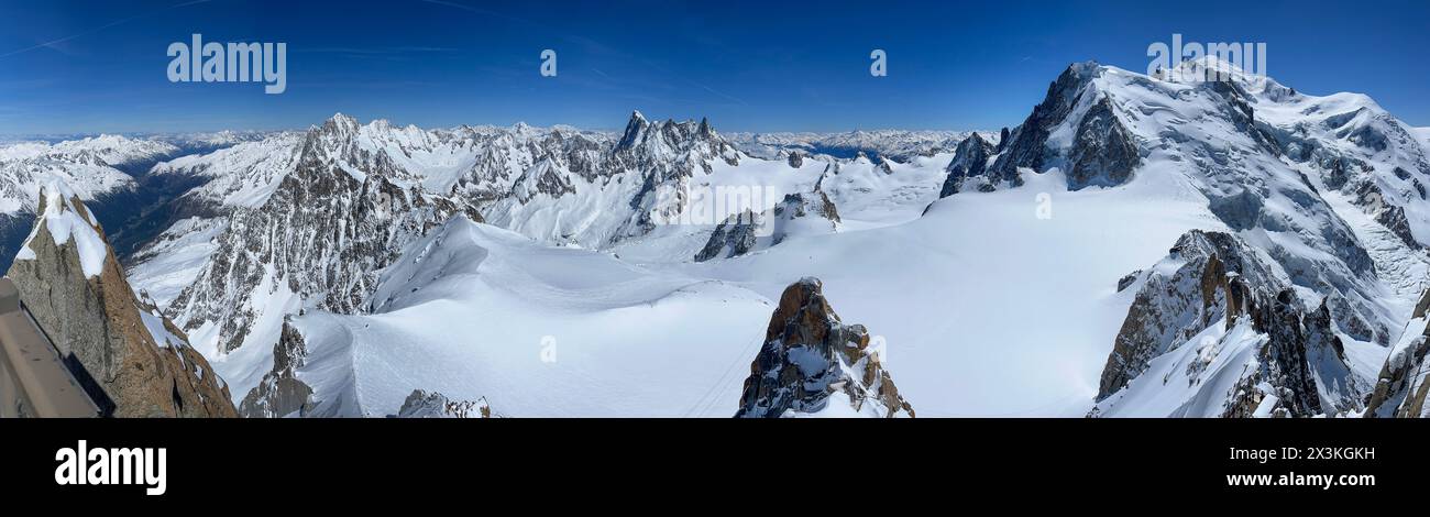 Alta Savoia, Francia: Vista dall'Aiguille du Midi, la guglia più alta dell'Aiguilles de Chamonix con le vette del massiccio del Monte bianco e le Alpi italiane Foto Stock