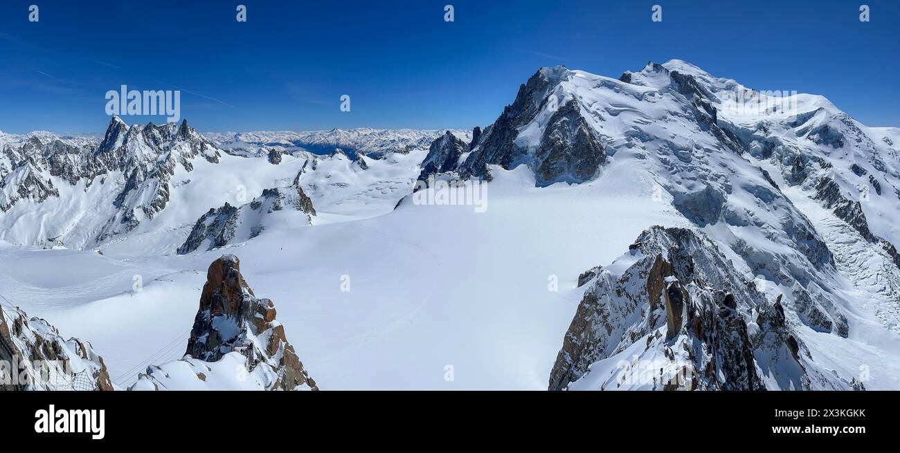 Alta Savoia, Francia: Vista dall'Aiguille du Midi, la guglia più alta dell'Aiguilles de Chamonix con le vette del massiccio del Monte bianco e le Alpi italiane Foto Stock