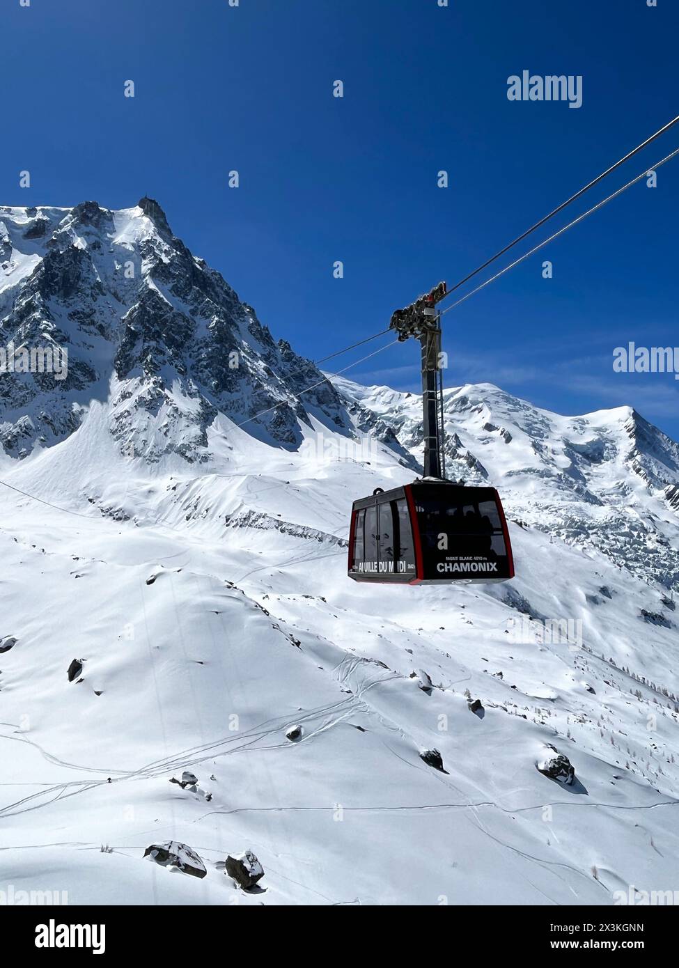 Chamonix, alta Savoia, Francia: La funivia de l’Aiguille du Midi che raggiunge la guglia più alta (3,842 m) nella parte settentrionale del massiccio del Monte bianco Foto Stock