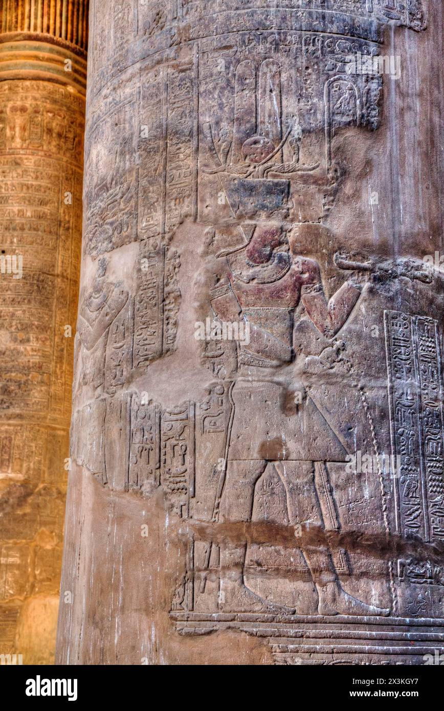 Bassorilievi, colonne, Sala dell'Ipotstile, Tempio di Khnum, Esna, Egitto Foto Stock