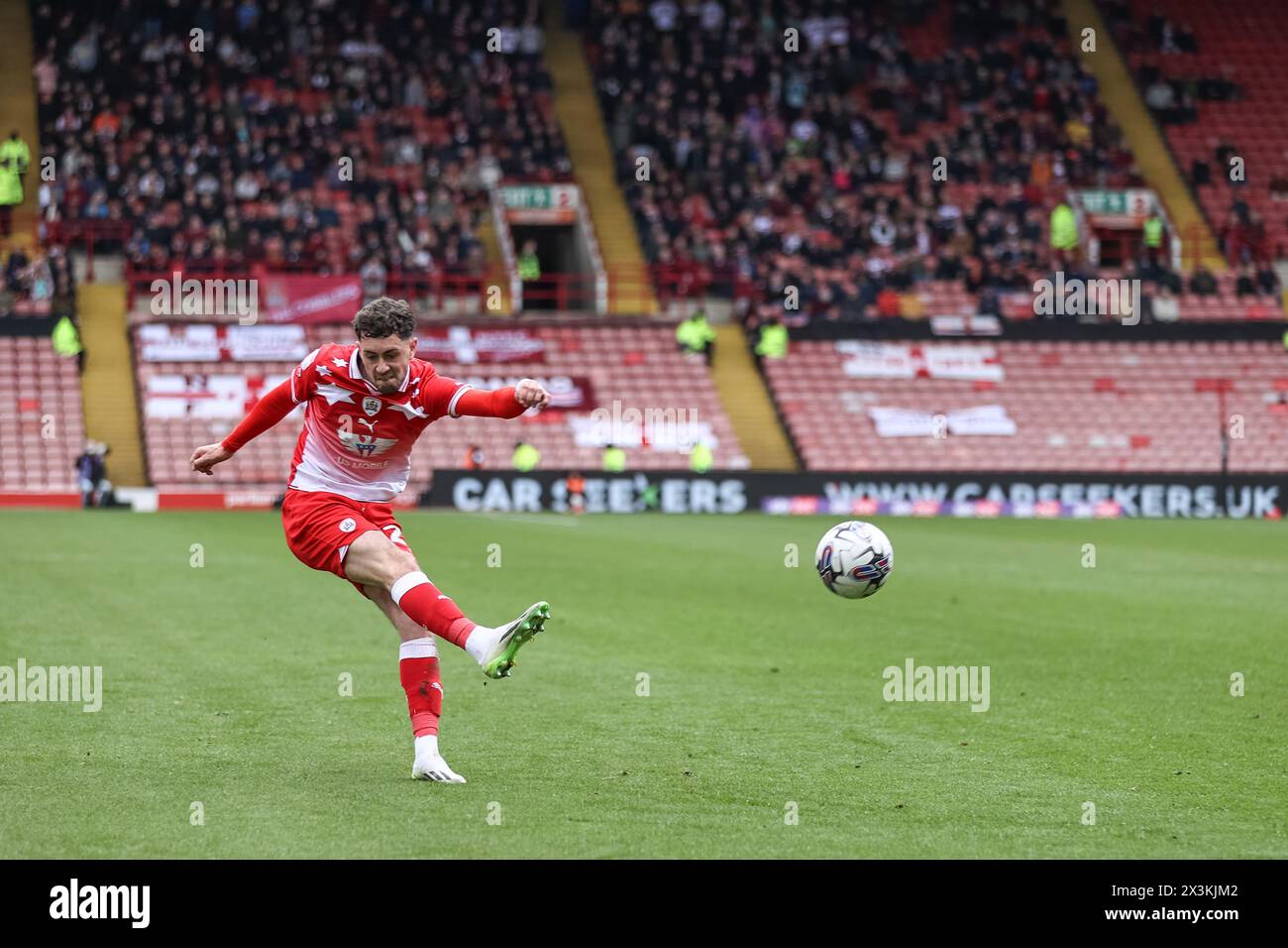 Barnsley, Regno Unito. 27 aprile 2024. Corey o'Keeffe di Barnsley attraversa la palla durante la partita di Sky Bet League 1 Barnsley vs Northampton Town a Oakwell, Barnsley, Regno Unito, 27 aprile 2024 (foto di Mark Cosgrove/News Images) a Barnsley, Regno Unito il 4/27/2024. (Foto di Mark Cosgrove/News Images/Sipa USA) credito: SIPA USA/Alamy Live News Foto Stock