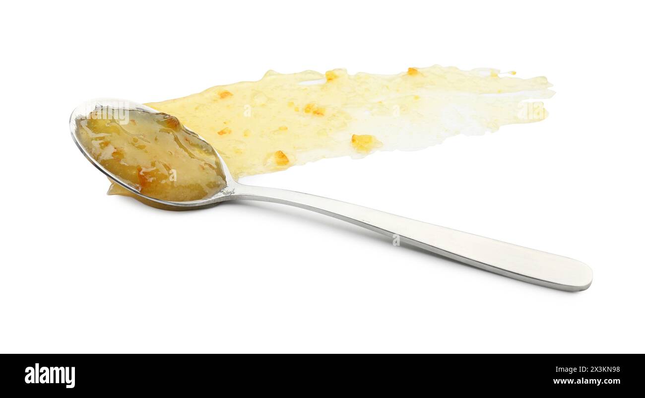 Gustosa marmellata dolce e cucchiaio isolato su bianco Foto Stock