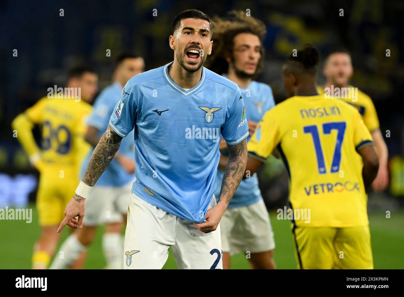 Roma, Italia. 27 aprile 2024. Mattia Zaccagni del SS Lazio reagisce durante la partita di serie A tra SS Lazio e Hellas Verona allo stadio Olimpico di Roma (Italia), 27 aprile 2024. Crediti: Insidefoto di andrea staccioli/Alamy Live News Foto Stock