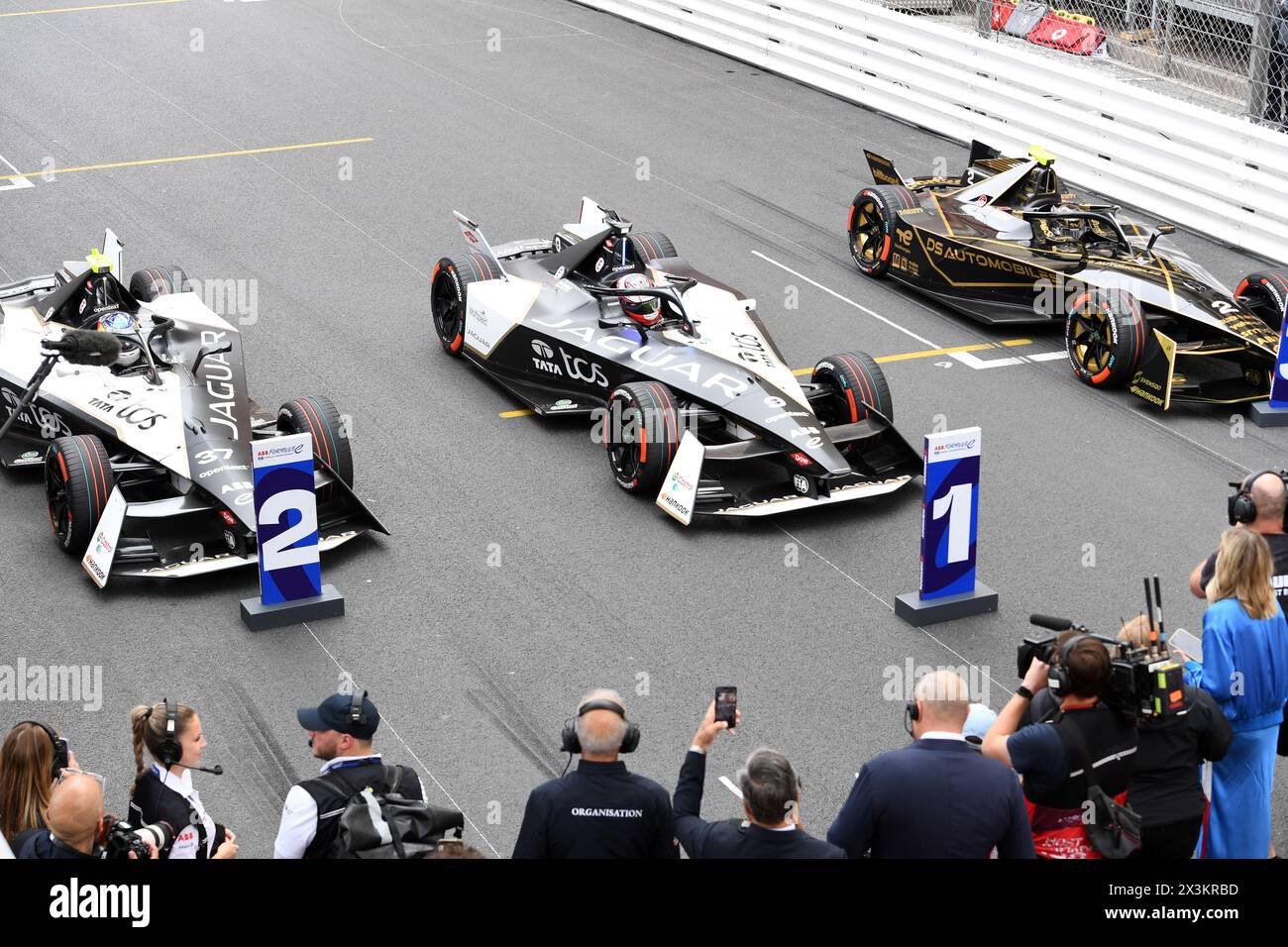 MONTE-CARLO, MONACO - APRILE 27: Nick Cassidy, Jaguar TCS Racing, 2° posizione, Mitch Evans, Jaguar TCS Racing, 1° posizione, e Stoffel Vandoorne, DS Penske, 3° posizione, durante l'e-Prix di Monaco 2024 sul circuito di Monaco il 27 aprile 2024 a Monte-Carlo, Monaco crediti: media Pictures /Alamy Live News Foto Stock