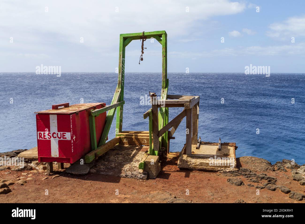 Vecchio paranco per barche in legno e cassetta di pronto soccorso a Ka Lae (South Point) vicino a Naalehu, Hawaii, luogo popolare ma pericoloso per le immersioni sulla scogliera. Foto Stock