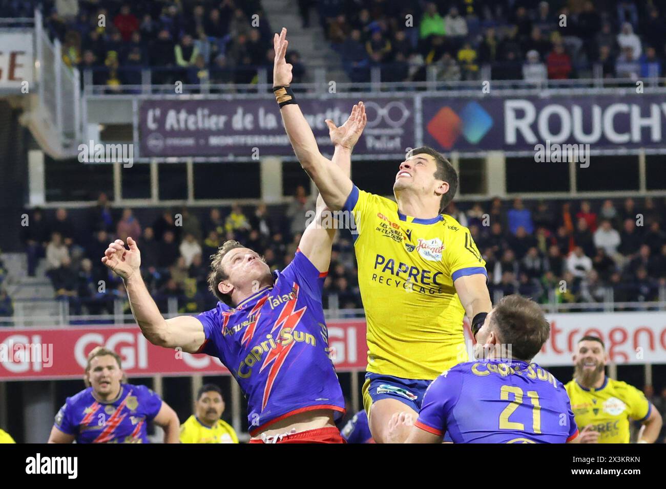 Thierry LARRET/Maxppp. Rugby Top 14: ASM Clermont Auvergne vs Stade Francais Paris. Stade Marcel Michelin, Clermont-Ferrand (63), le 27 avril 2024. DELGUY Bautista (ASM) vs Brad Weber (sta) crediti: MAXPPP/Alamy Live News Foto Stock