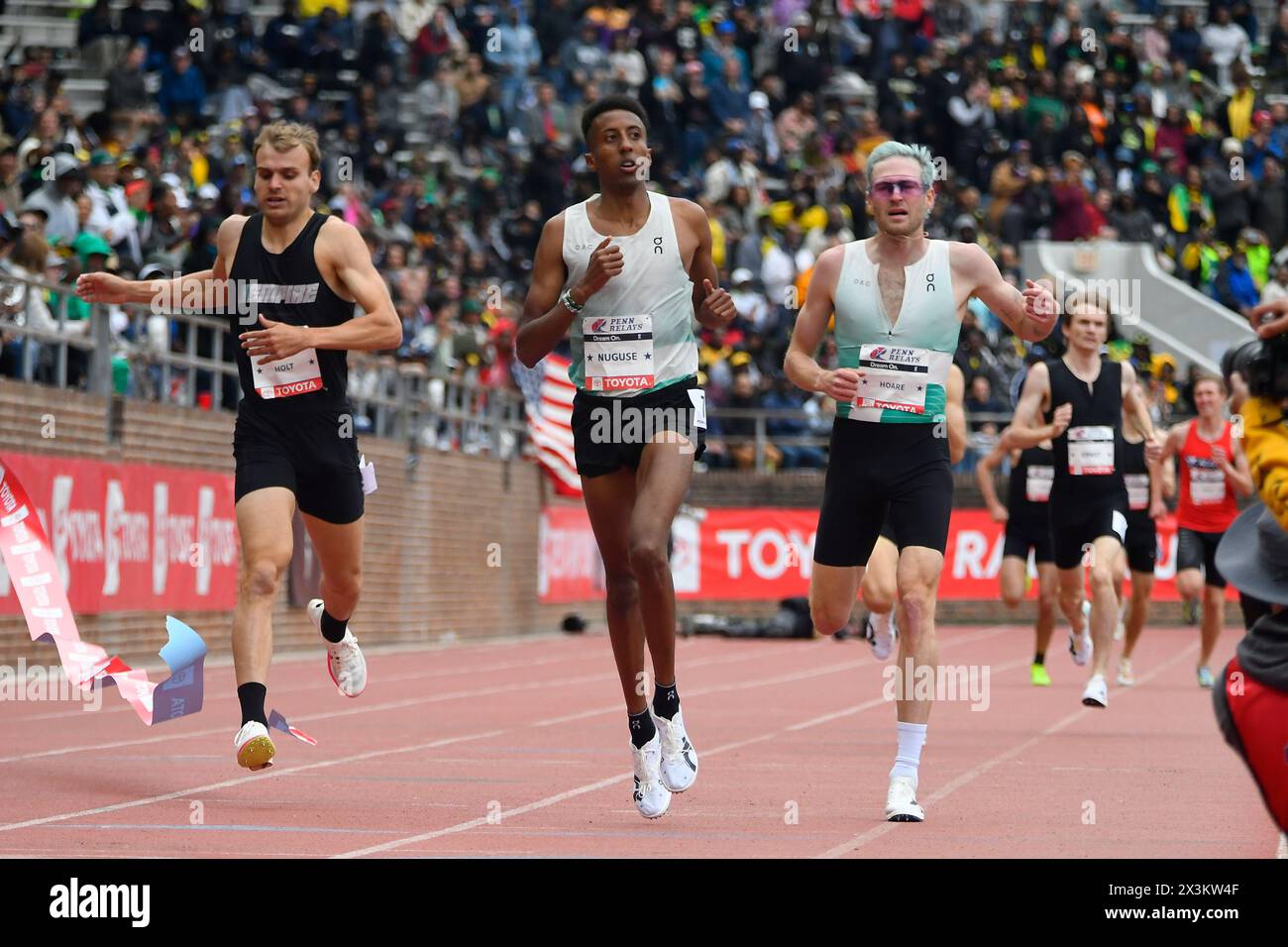 Philadelphia, Stati Uniti. 27 aprile 2024. Yared Nuguse degli Stati Uniti finisce in 3:51.06, seguito da Oliver Hoare dell'Australia nella Olympic Development Men's Mile Run Elite il terzo giorno del 128° Penn Relays Carnival, mentre gli atleti gareggiano nel più grande incontro in pista e campo degli Stati Uniti al Franklin Field di Philadelphia, PA, USA il 27 aprile 2024. (Foto di Bastiaan Slabbers/Sipa USA) credito: SIPA USA/Alamy Live News Foto Stock