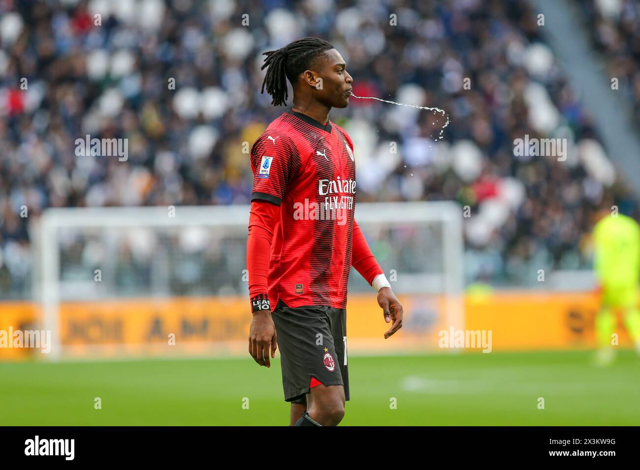 Rafael Leao dell'AC Milan durante la partita tra Juventus FC e AC Milan il 30 aprile 2024 all'Allianz Stadium di Torino. Foto Stock