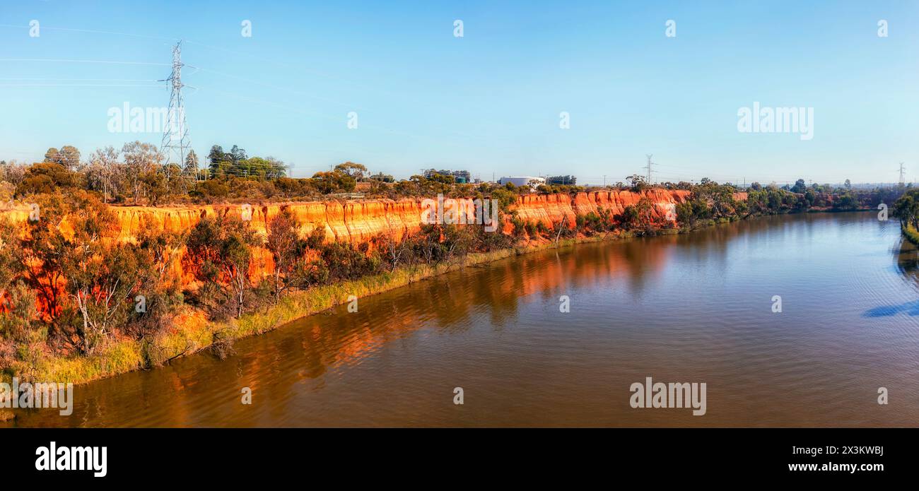 Breve panorama panoramico delle scogliere argillose del suolo rosso sul fiume Murray in Australia. Foto Stock
