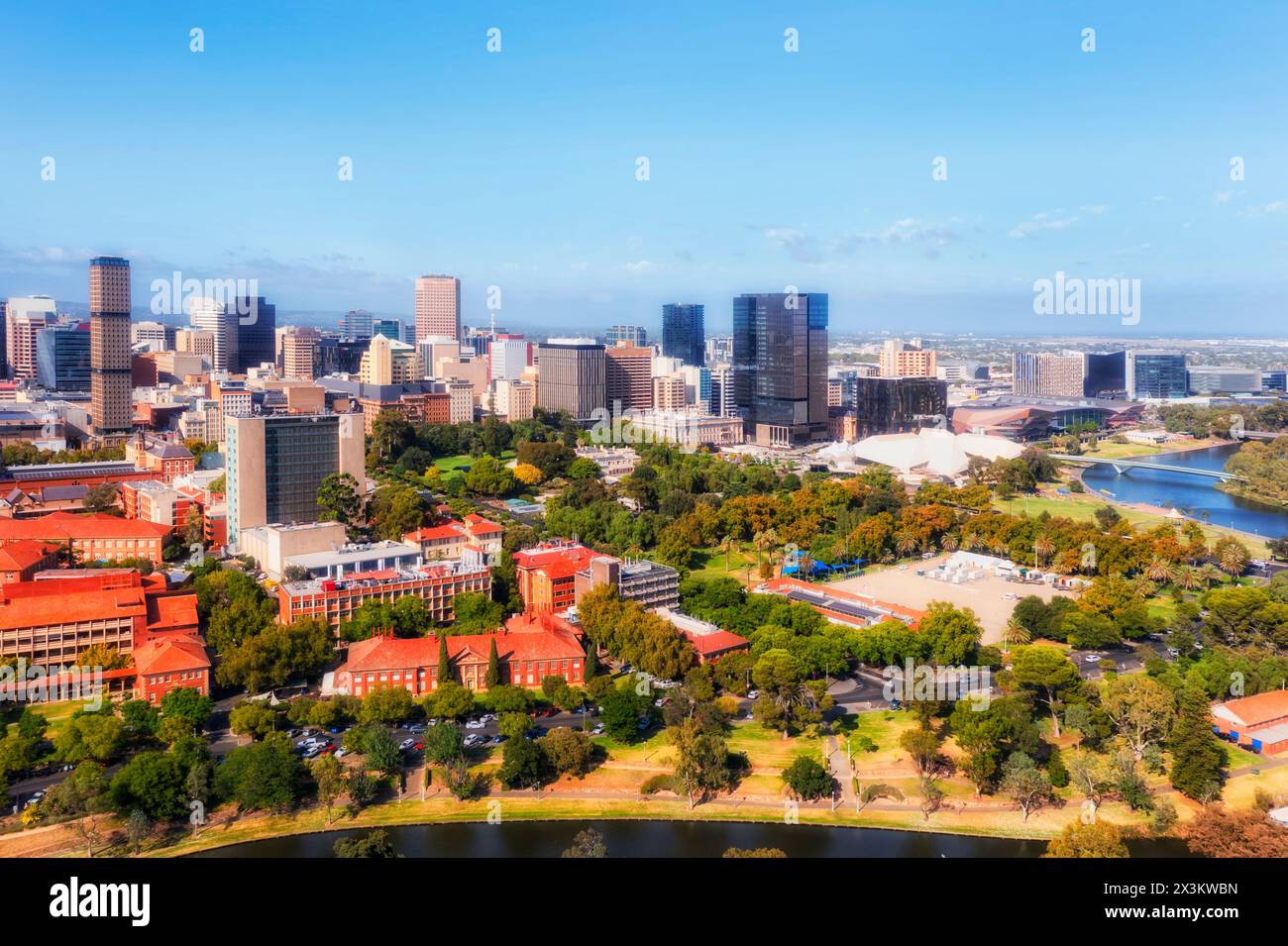 Skyline urbano di Adelaide City CBD in Australia meridionale - vista aerea urbana. Foto Stock