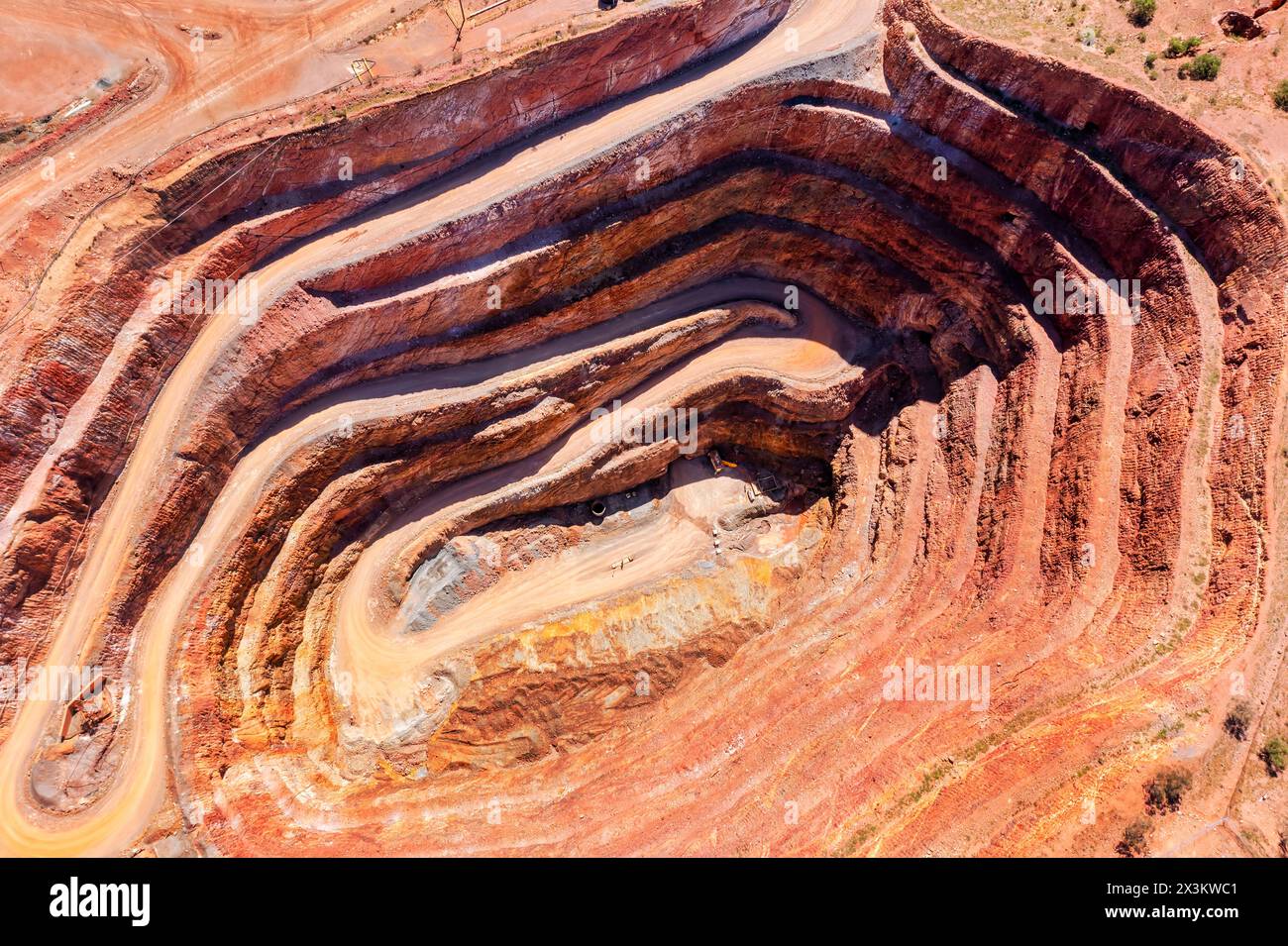 Strati di profonda miniera di rame a cielo aperto nella città di Cobar nell'Outback Australia - vista dall'alto verso il basso. Foto Stock