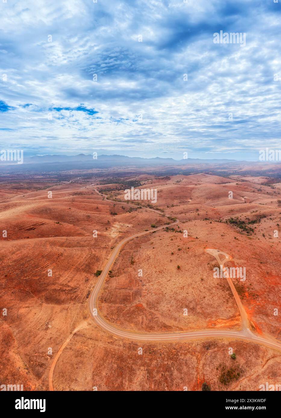 Hucks Lookout su Flinders Ranges Way verso Wilpena Pound in Australia meridionale - panorama aereo verticale da terra a cielo. Foto Stock