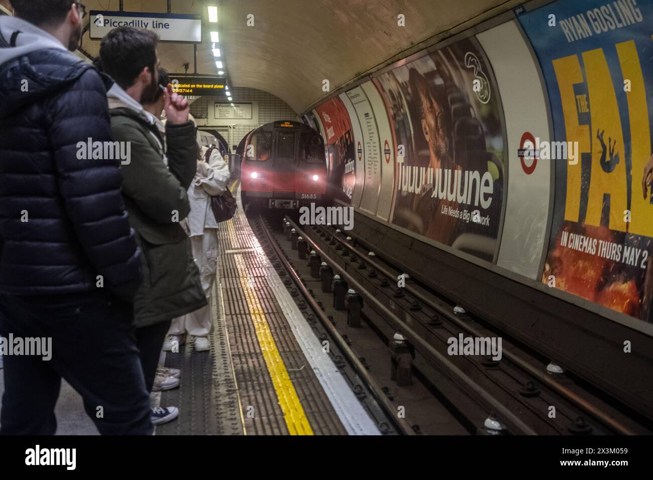 27 aprile 2024, Londra - il treno della metropolitana arriva a Leicester Square Foto Stock
