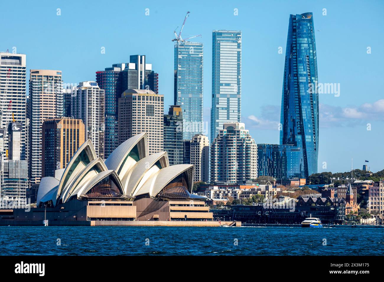 La città e il porto di Sydney, il paesaggio urbano degli alti grattacieli di Sydney insieme alla Sydney Opera House a Bednnelong Point, New South Wales, Australia Foto Stock