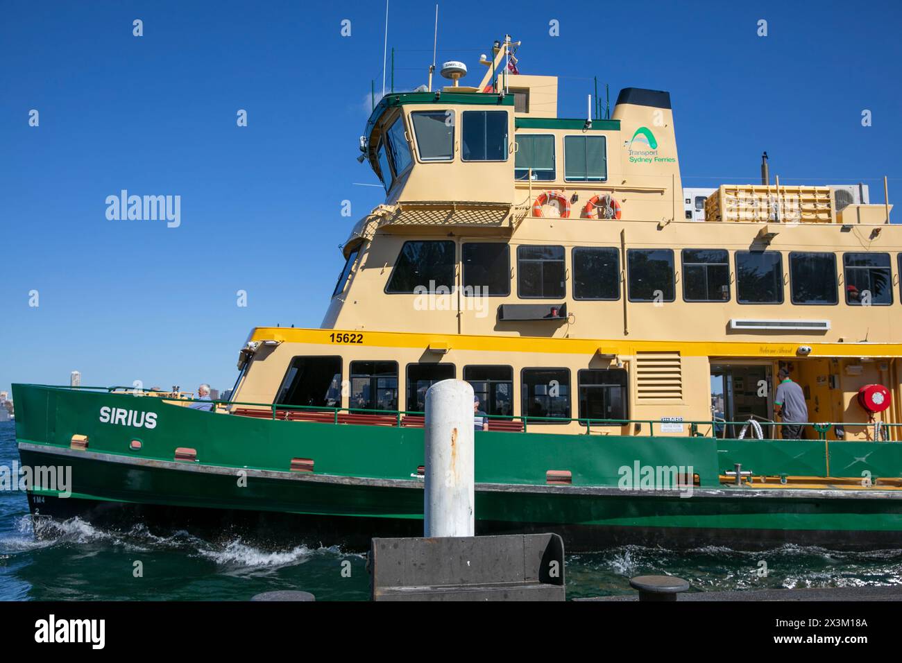 Traghetto per Sydney MV Sirius, ormeggiato lungo il molo dei traghetti di Cremorne Point, fermata al porto di Sydney, Sydney, NSW, Australia Foto Stock