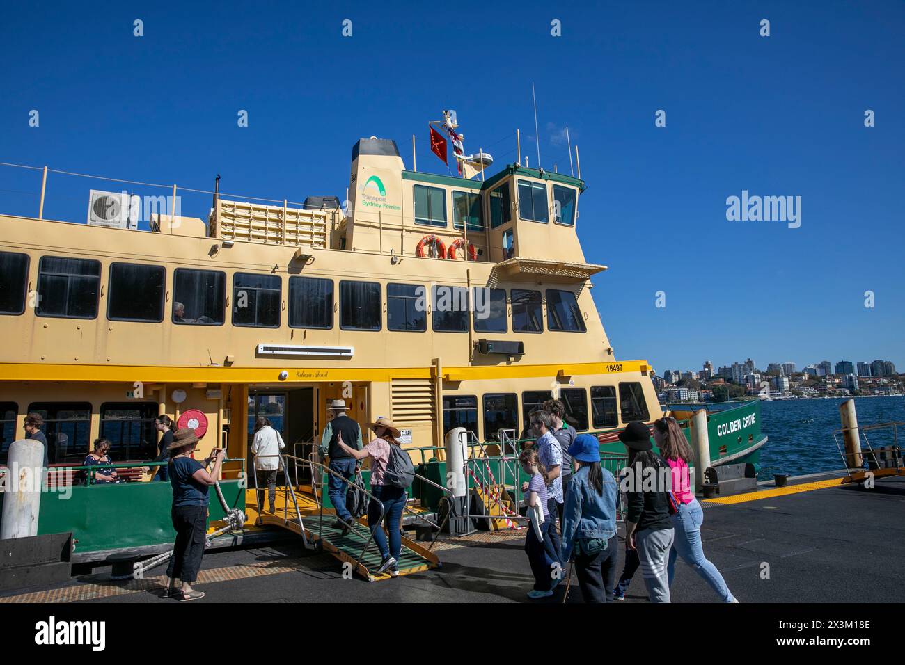 I passeggeri proseguiranno a piedi per il traghetto MV Golden Grove di Sydney al molo dei traghetti di Cremorne Point sul porto di Sydney, Sydney, NSW, Australia Foto Stock