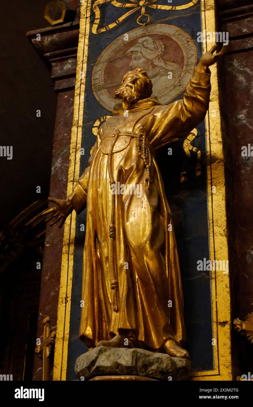 Statua di San Francesco d'Assisi nel XVII secolo Collégiale Notre-Dame-des-Anges, Isle-sur-la-Sorgue, Provenza, Francia Foto Stock