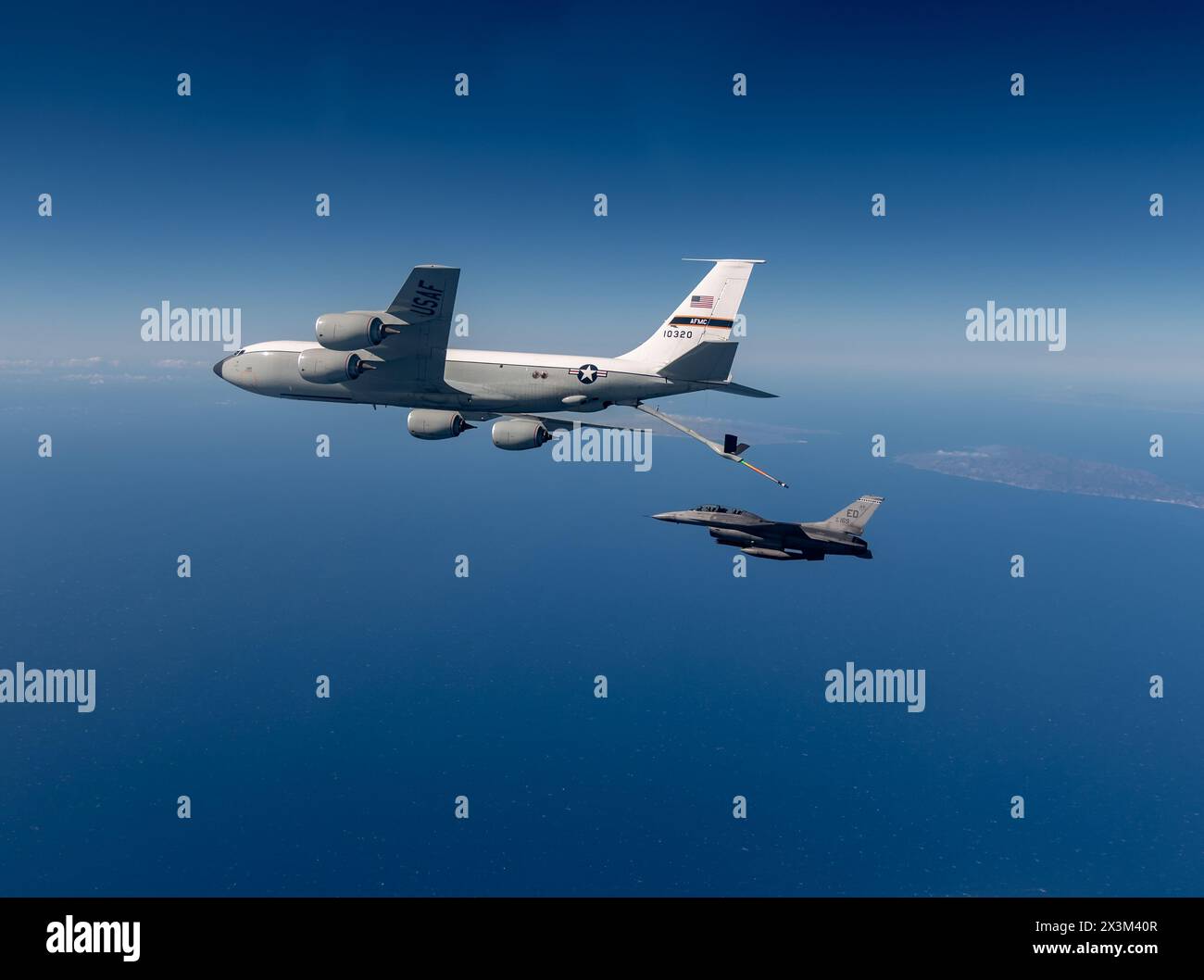 Un F-16D esegue una missione di test Photo Chase per il 416th FLTS - The 'Skulls' - 7 novembre 2023 vicino alla Edwards Air Force base, California. Il rifornimento aereo da parte del KC-135 del 418th FLTS rende possibili missioni di prova estese. (Foto US Air Force di Bryce Bennett) Foto Stock