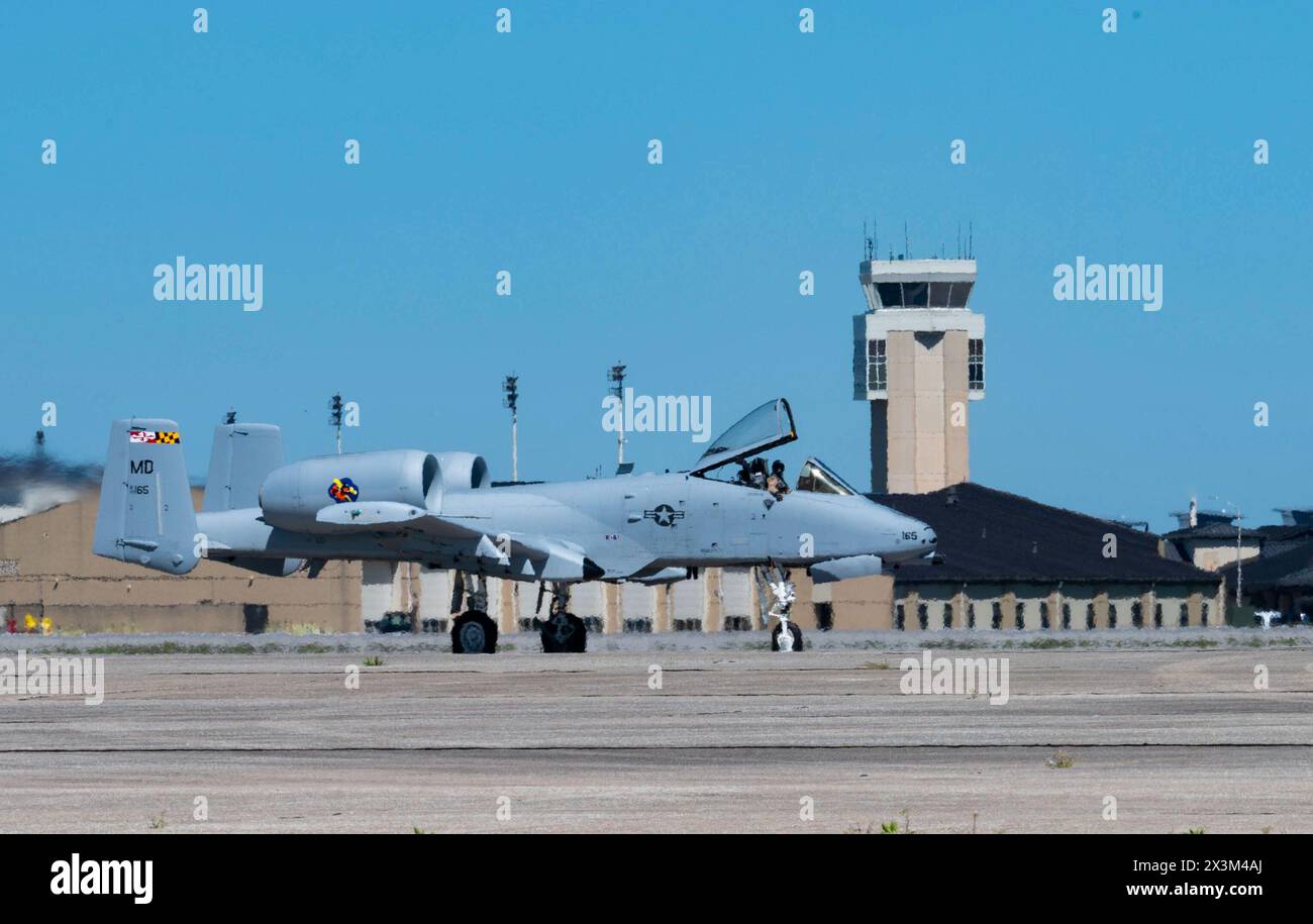 Un A-10C Thunderbolt II taxi sulla linea di volo alla dover Air Force base, Delaware, 26 aprile 2024. Il display statico A-10 faceva parte di un tour tenuto per Bubba Wallace, pilota della NASCAR Cup Series del Würth 400, che era in visita a dover AFB prima della gara del fine settimana al dover Motor Speedway. (Foto U.S. Air Force di Airman Liberty Matthews) Foto Stock