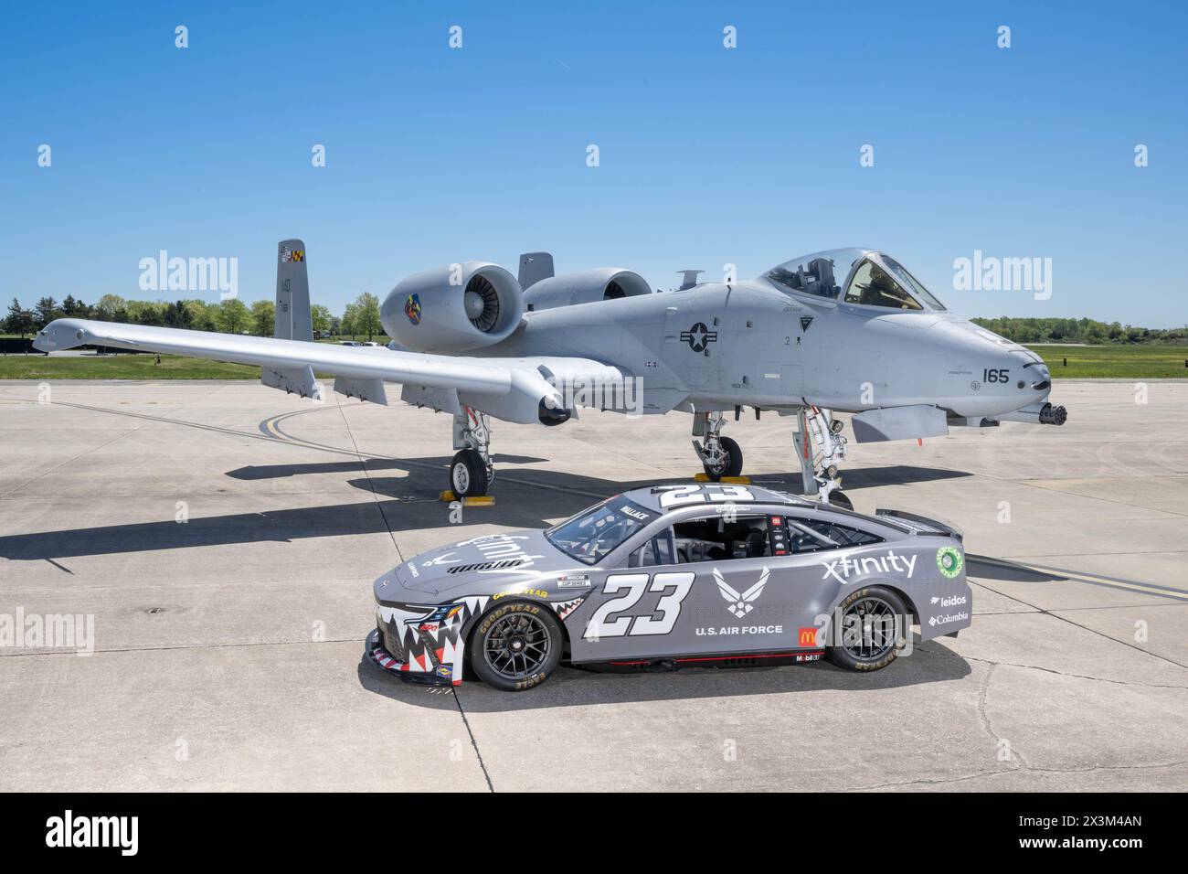 La Würth 400 NASCAR Cup Series No. 23 Toyota Camry siede con un A-10C Thunderbolt II della U.S. Air Force sulla linea di volo della dover Air Force base, Delaware, 26 aprile 2024. Bubba Wallace, il pilota della vettura, ha visitato dover AFB prima della gara del fine settimana al dover Motor Speedway. (Foto U.S. Air Force di Mauricio Campino) Foto Stock