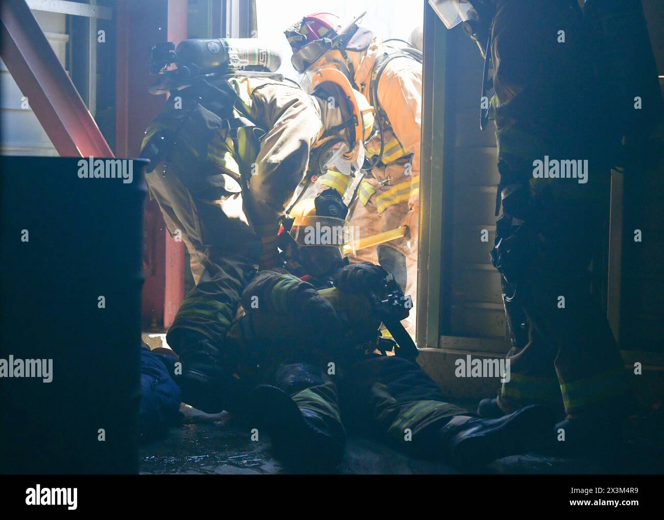 I vigili del fuoco del 104th Civil Engineering Squadron conducono addestramento al fuoco strutturale dal vivo durante un esercizio simulato, il 25 aprile 2024, presso la Barnes Air National Guard base, Massachusetts. L'esercizio ha aiutato i vigili del fuoco 104FW a migliorare le loro capacità di comunicazione e il lavoro di squadra sotto stress. (Foto della Guardia Nazionale dell'Aeronautica degli Stati Uniti di Jay Hewitt) Foto Stock