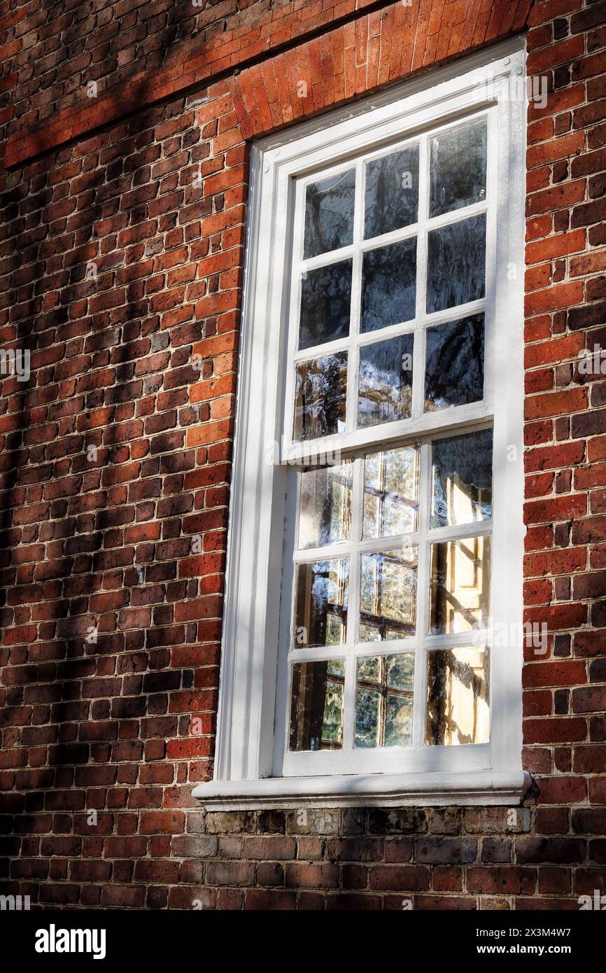 Guardando le ombre si getta sull'otturatore interno di una casa a Colonial Williamsburg, Virginia. Foto Stock