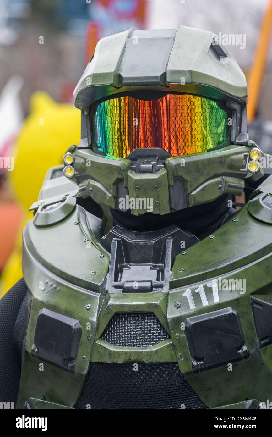 Halo, soldato cosplay Master Chief alla Parade of Wonders, segna l'inizio del weekend comico di Calgary Expo. Foto Stock