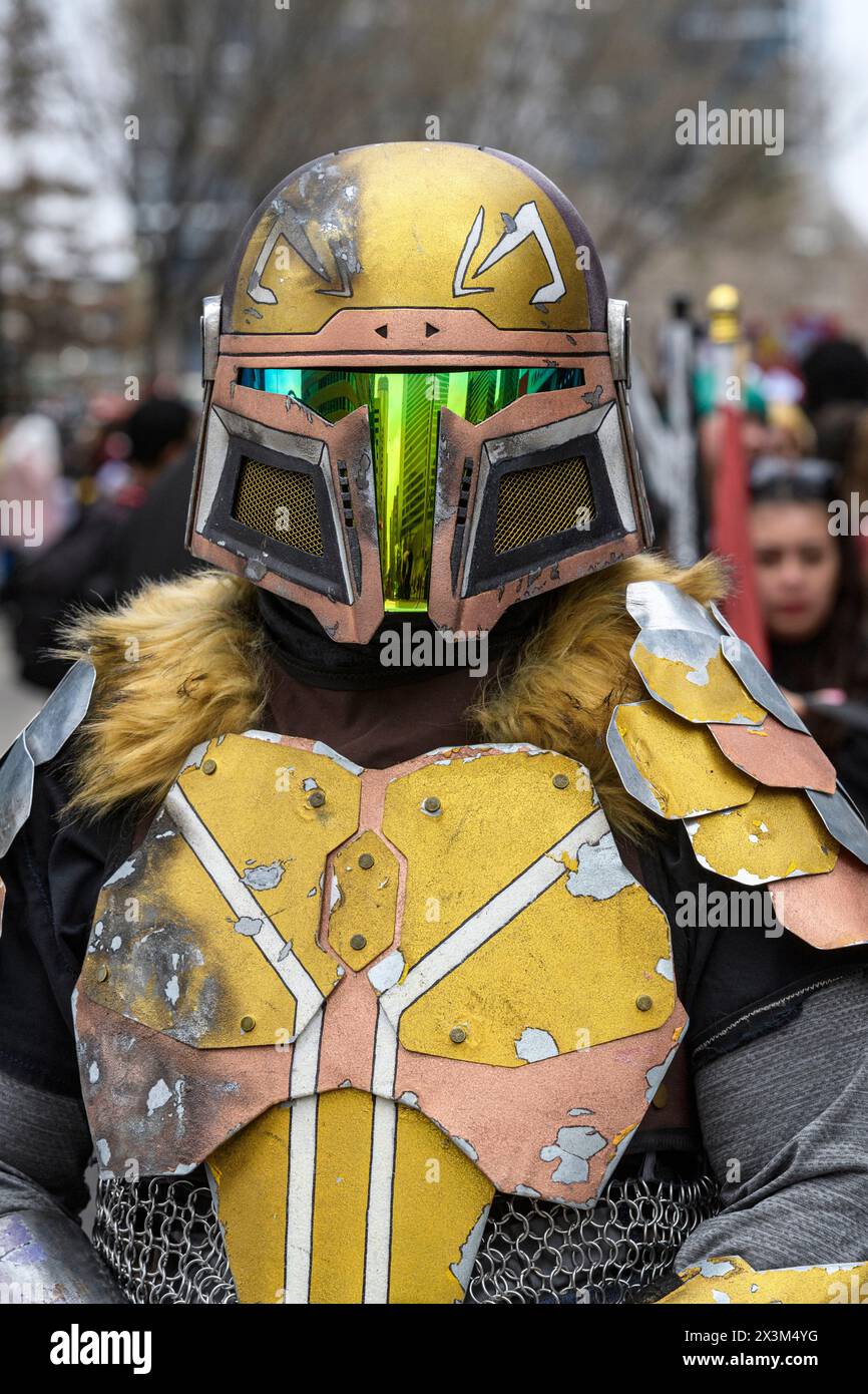 Un cosplayer, che indossa l'armatura del Mandaloriano, segna l'inizio del fine settimana con i fumetti di Calgary Expo con un'apparizione alla Parade of Wonders Foto Stock