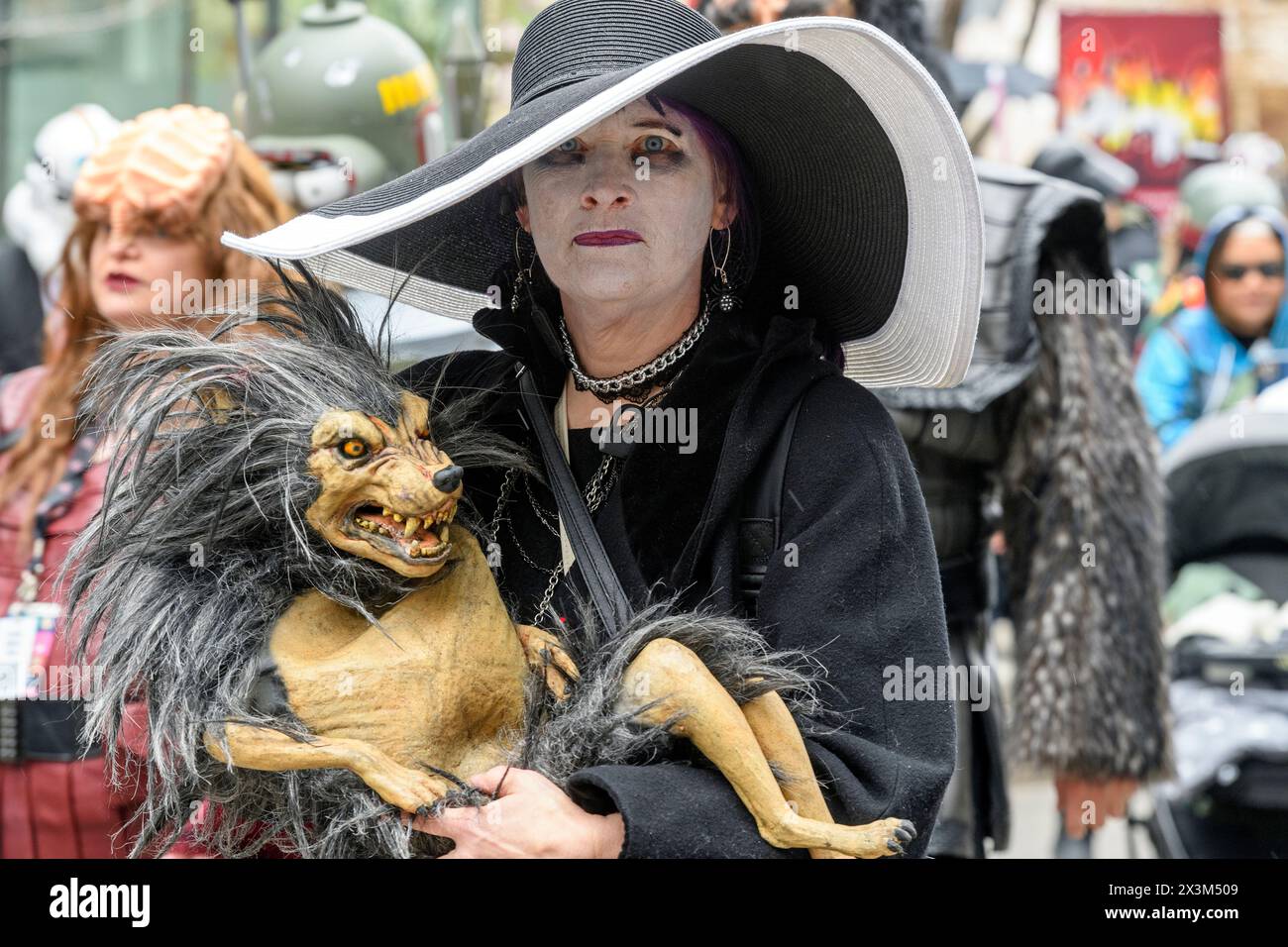 La strega zombie e il suo bambino Wolfman alla Parade of Wonders, segnano l'inizio del weekend comico di Calgary Expo. Alberta, Canada. Foto Stock